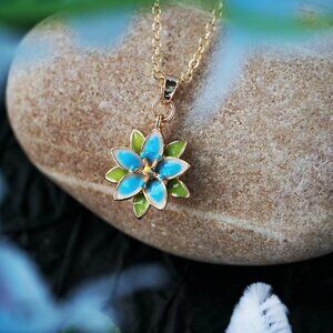 Cute blue flower necklace